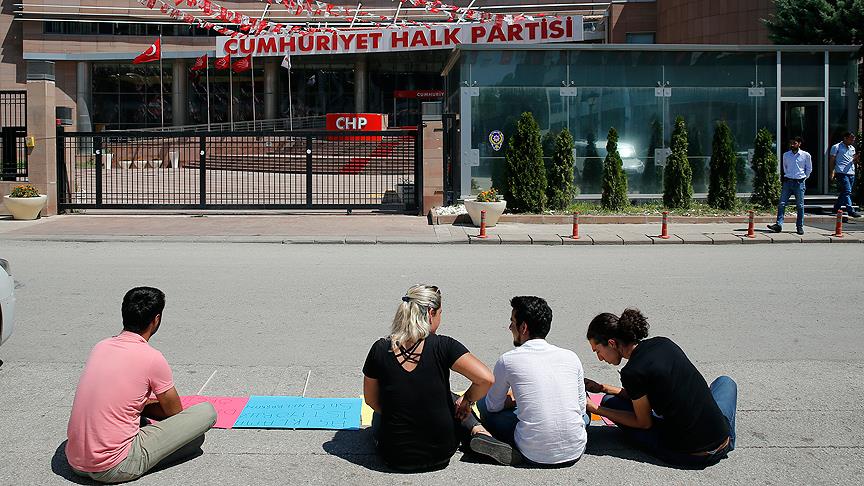CHP'li gençler oturma eylemi başlattı
