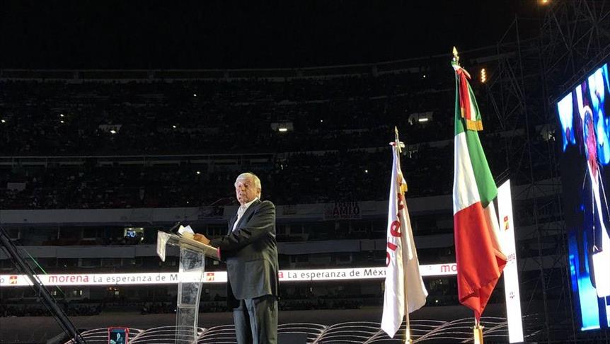 López Obrador llena el estadio Azteca en su cierre de campaña