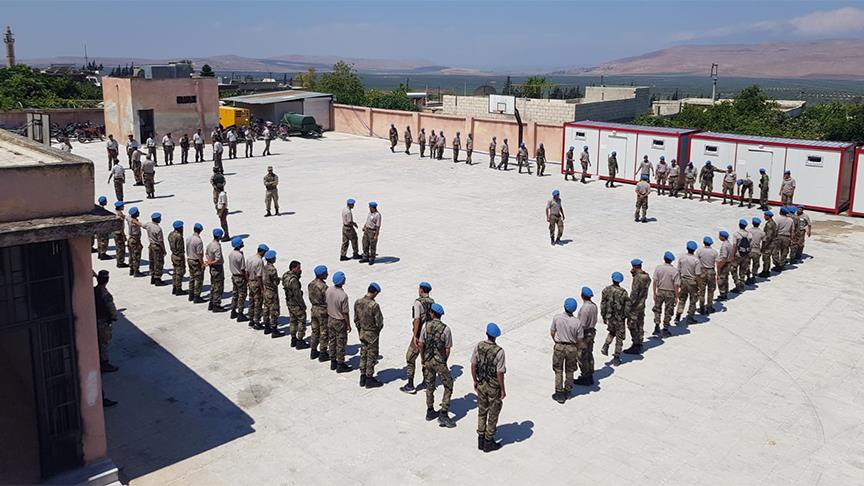 Afrin'in 'Şurta' gücünü mavi bereliler eğitiyor
