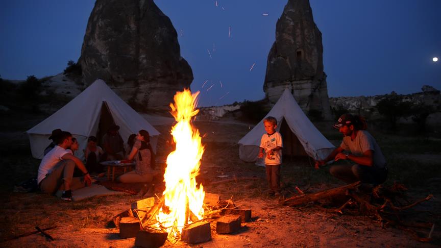 Yıldızlar altında atlı kamp