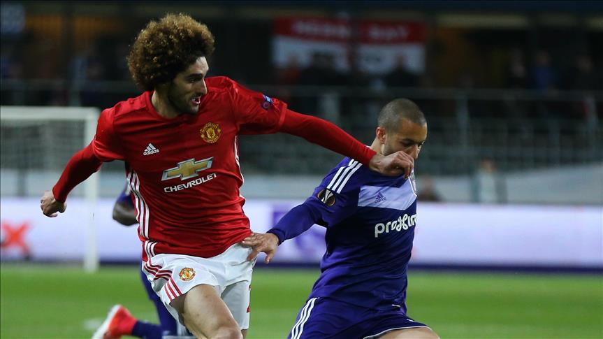 Fellaini, Manchester United'da kaldı