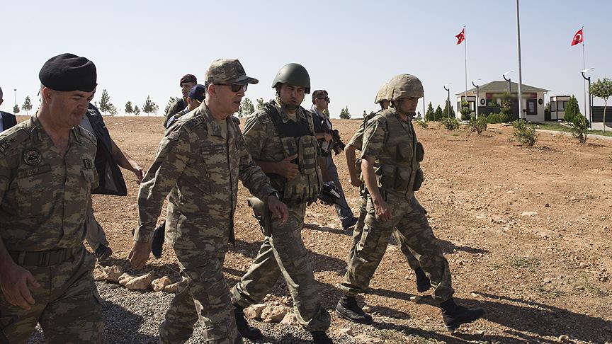 Genelkurmay Başkanı Akar, Suriye sınırında incelemelerde bulunuyor