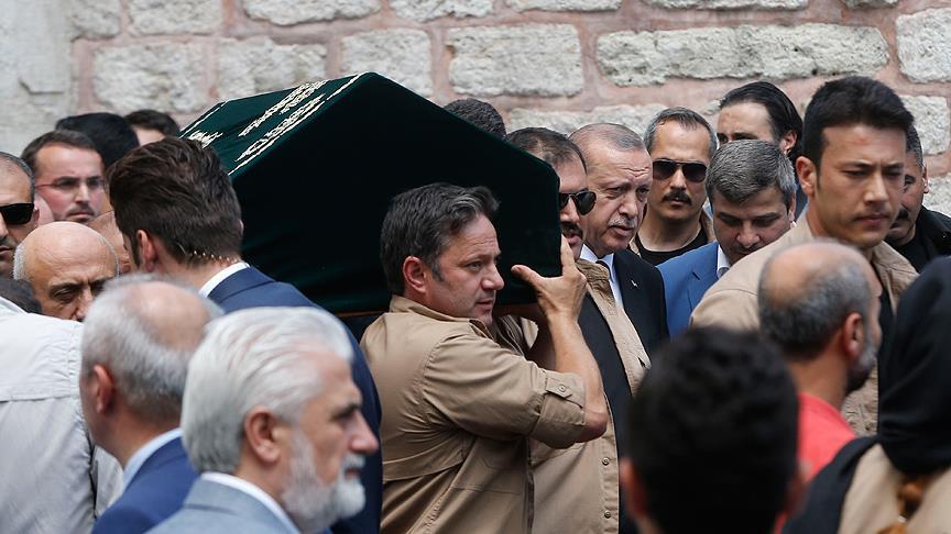 Crowds bid farewell to Turkish historian in Istanbul