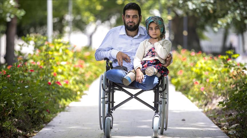 Osmogodišnja Sirijka Maya i njen otac liječe se u Turskoj i uskoro će prohodati