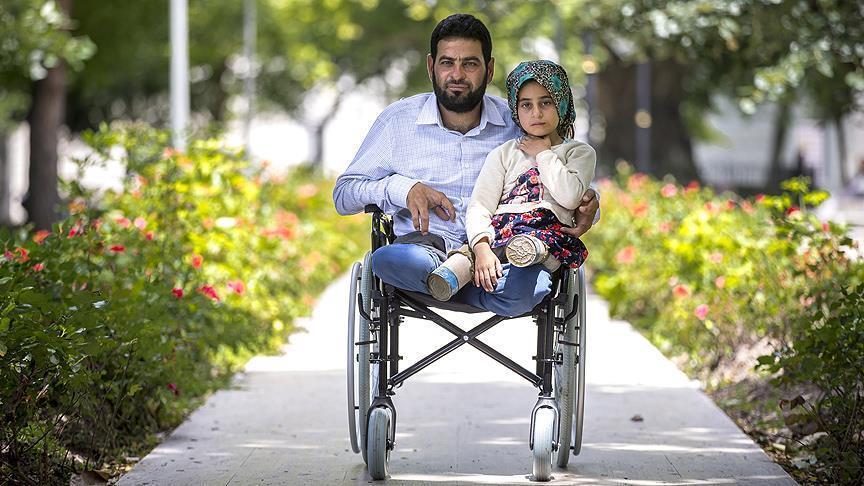 Сиријката Маја и нејзиниот татко се лекуваат во Турција и наскоро ќе проодат