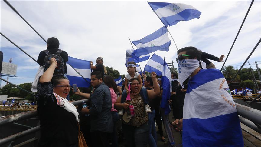 En Nicaragua cientos de personas forman cadena humana contra violencia