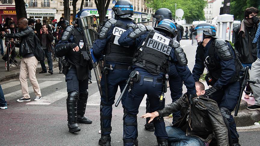 Investigan al policía que asesinó a un inmigrante en Francia