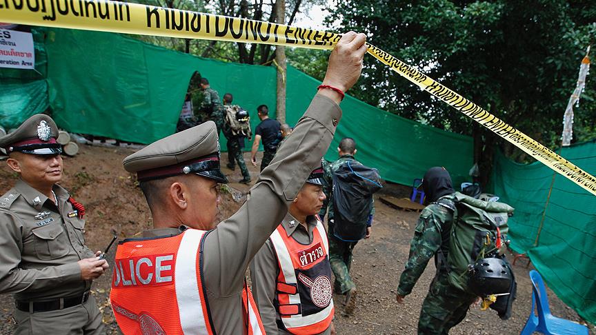 Tayland'da mağarada mahsur kalan çocuklardan 4'ü kurtarıldı