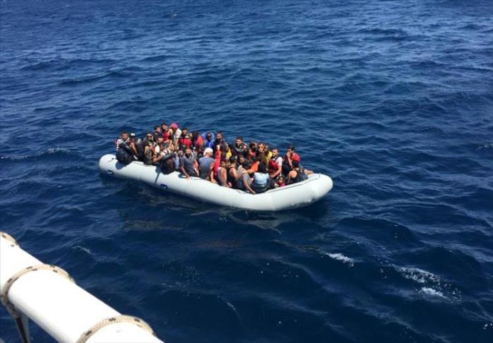 Rome autorise un bateau de migrants d’accoster en Sicile 