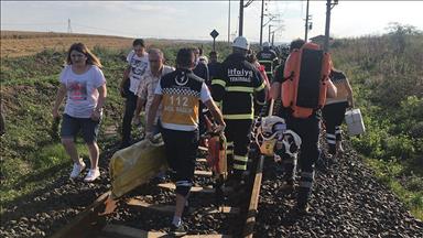 تركيا.. مصرع 10 في حادث قطار ووزير الصحة يتفقد عمليات الإسعاف