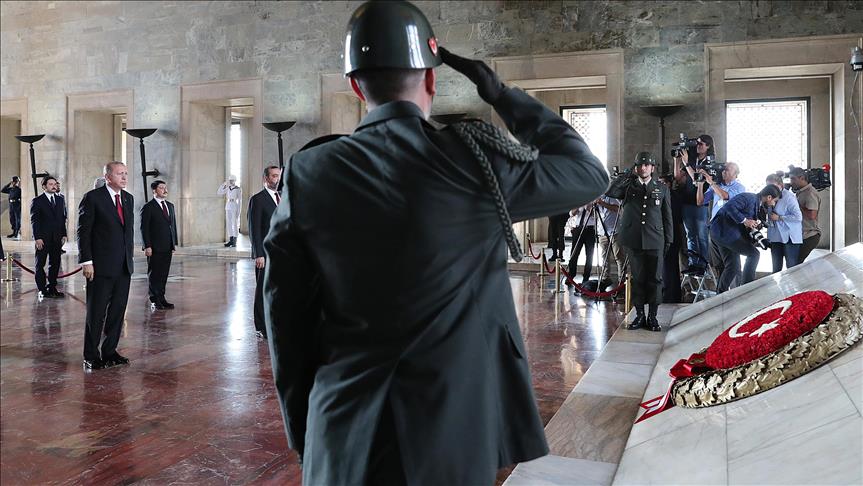 Pas betimit në parlament, Erdoğan viziton mauzoleun e Ataturkut