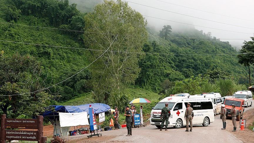 Thaïlande/ Grotte inondée: 8 enfants sauvés, l'opération se poursuivra mardi