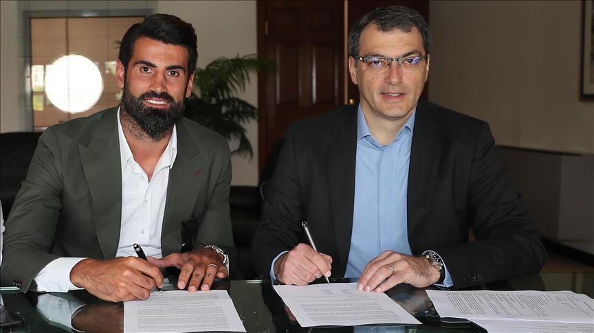Fenerbahçe Volkan Demirel'le sözleşme yeniledi