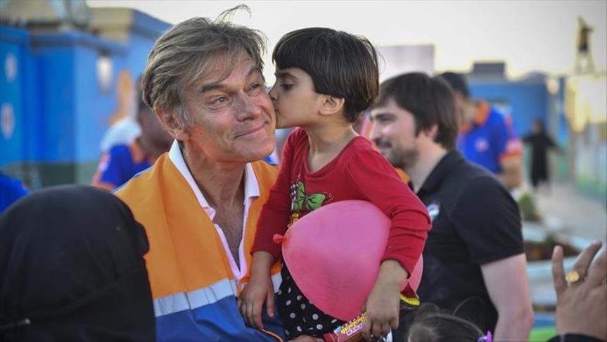 Reconocido cirujano Dr. Oz visita Azaz, en Siria