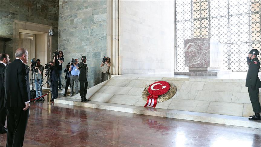 Erdogan visite le mausolée d'Anitkabir