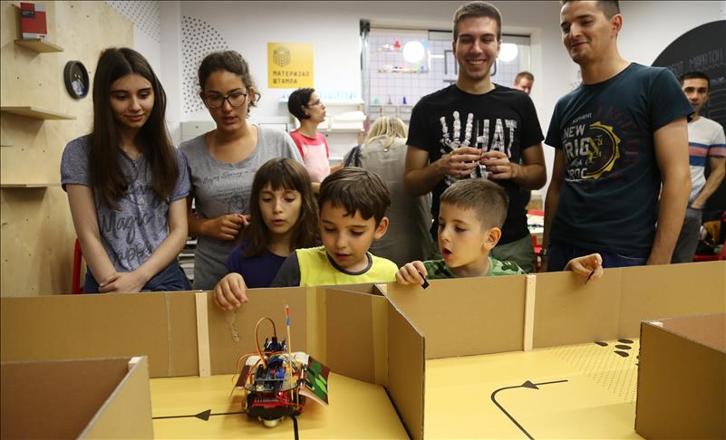 Trkom robota obeležen Dan nauke u Beogradu