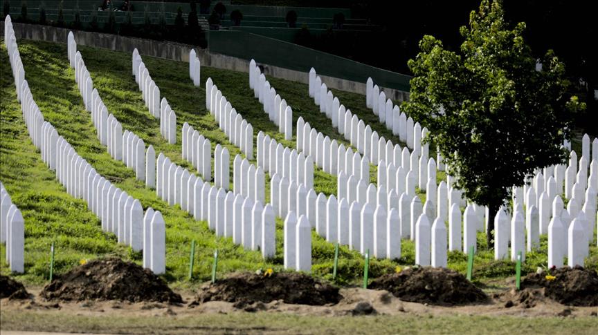 Nakon dženaze i ukopa 35 žrtava srebreničkog genocida: Tišina nad "dolinom bijelih nišana"