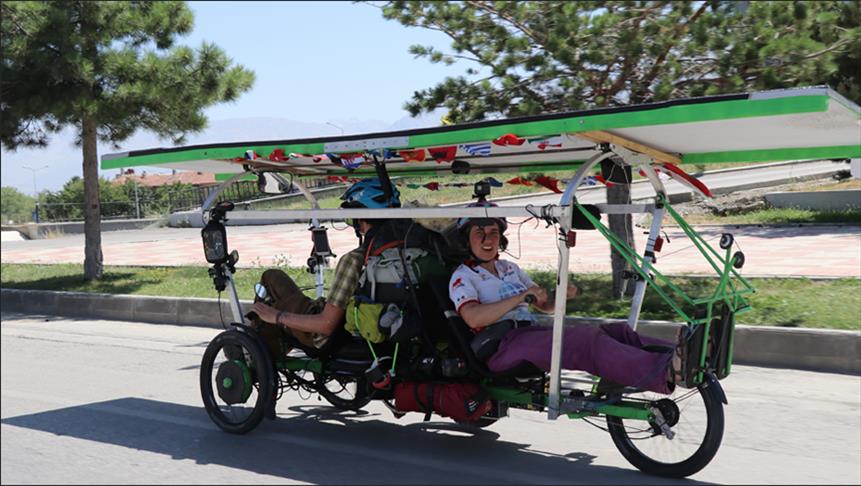 كنديّان يصلان أرزينجان التركية على دراجة بالطاقة الشمسية