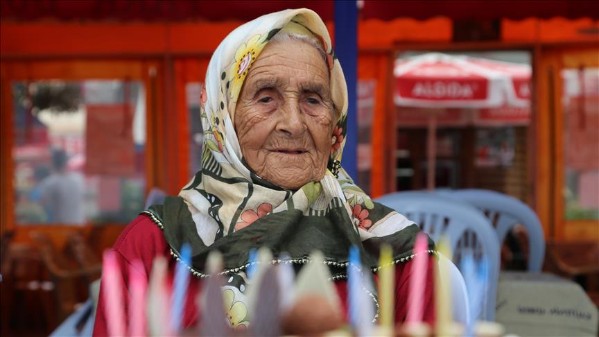 المعمرة التركية "شاهينده" تحتفل بعيد ميلادها الـ"100"