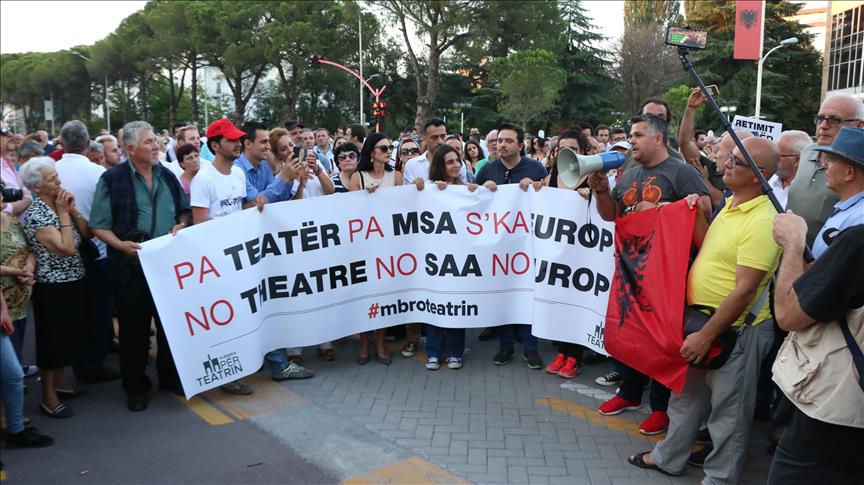 Tiranë, sërish protestë për Teatrin Kombëtar