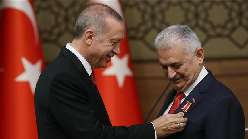 Eрдоган му врачи „Медал на чест на Република Турција“ на Јилдирим 