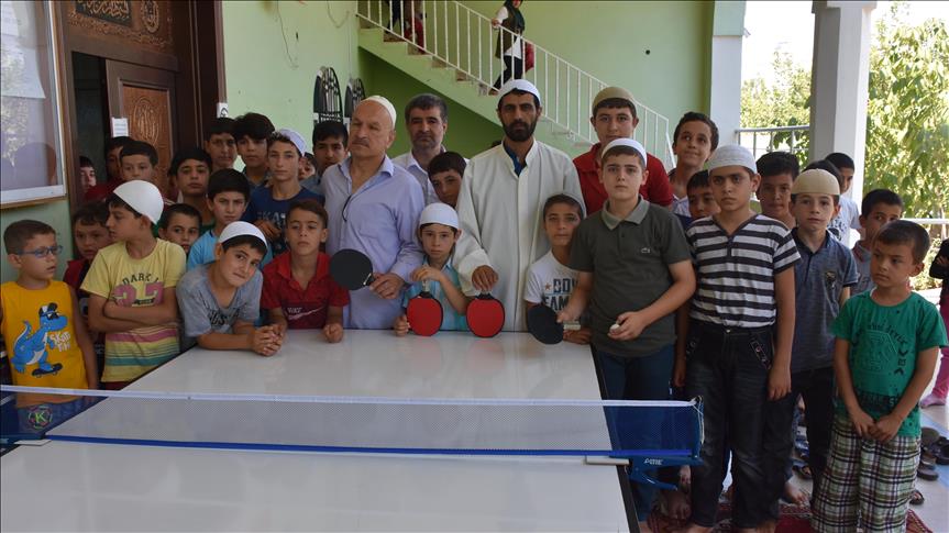 Hem Masa Tenisi Oynuyorlar Hem De Kur An I Kerim Ogreniyorlar