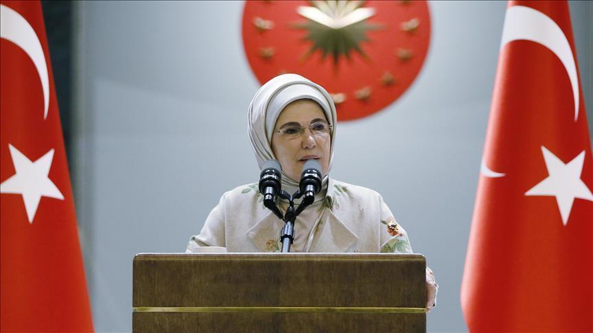 Супруга президента Турции почтила память героев 15 июля