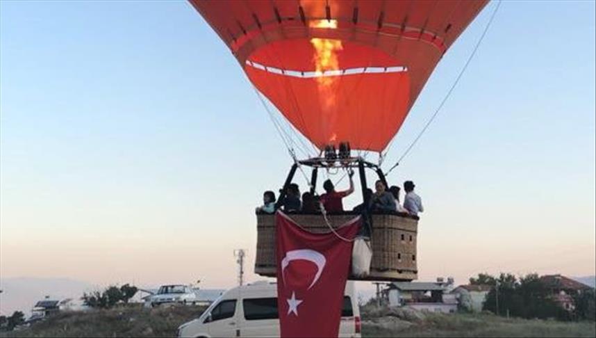 پرواز بالون‌ها برای بزرگداشت 15 جولای در دنیزلی ترکیه