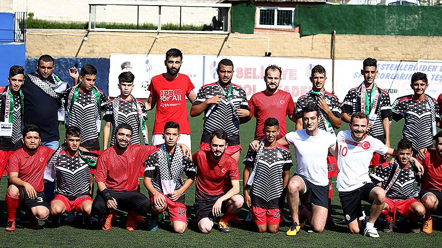 Türk ve Filistinli gençler futbolla buluştu