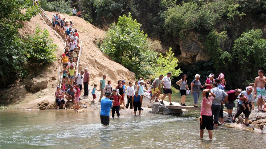 استقبال گسترده گردشگران از آبشار آلاداغ در جنوب ترکیه