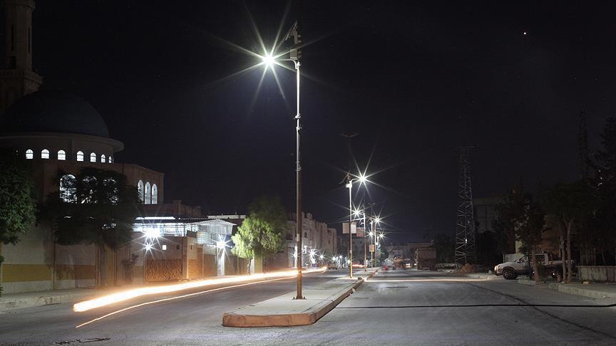 Calles sirias se iluminan con luces solares