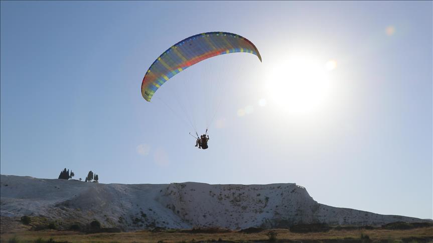 Pamukkale'yi havadan görmek için tatillerini uzatıyorlar