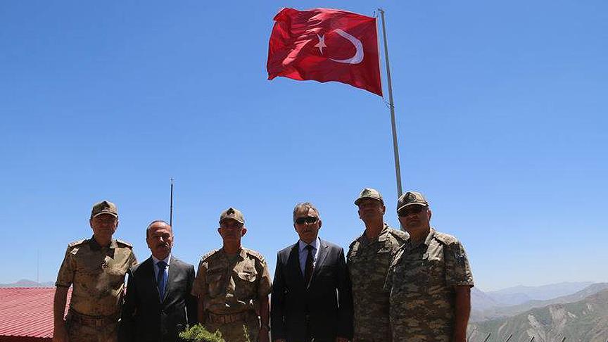 Hakkari'de dev Türk bayrağı göndere çekildi