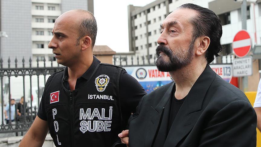 محكمة تركية تقرر حبس "عدنان أوكتار" وأتباع له