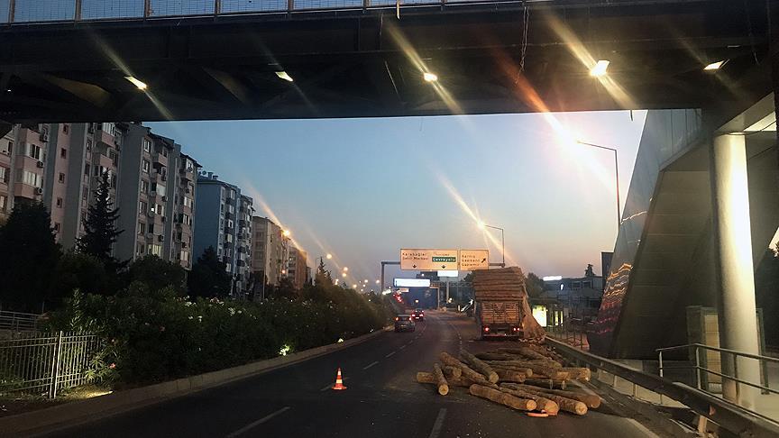 İzmir'de tır üst geçide çarptı