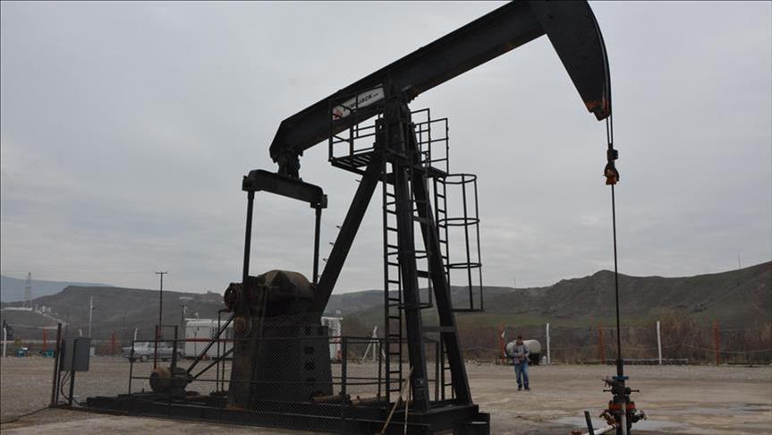 النفط يتراجع بعد قفزة كبيرة في المخزونات الأمريكية