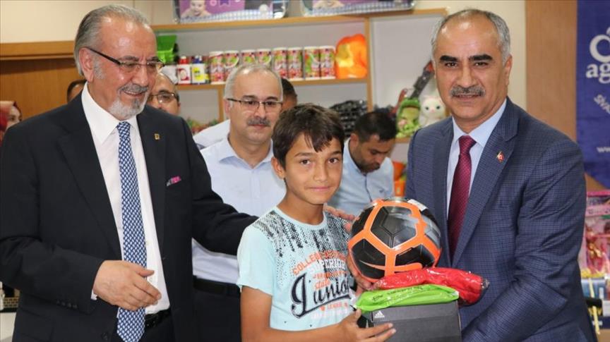 Sivas'ta 45 çocuk hayallerini süsleyen hediyelere kavuştu