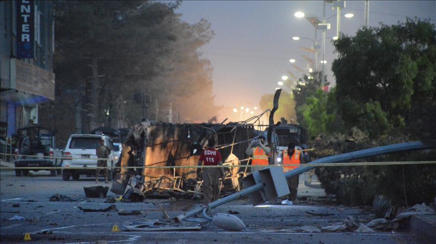Pakistan'da güvenlik güçlerine bombalı saldırı: 5 yaralı