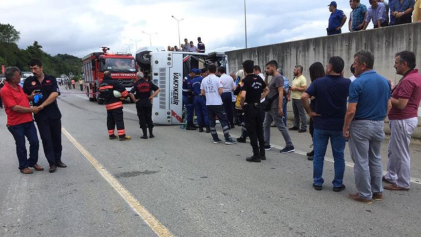 Trabzon'da yolcu midibüsü devrildi: 2 ölü, 13 yaralı