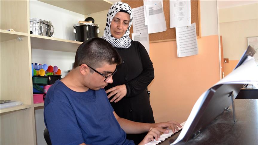 Piyanoya tutkulu otizmli Azat'ın lise yolculuğu gölge öğretmene bağlı