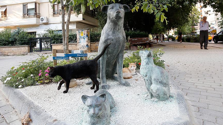 Sokaktaki Dostlarini Heykelleriyle Aniyorlar