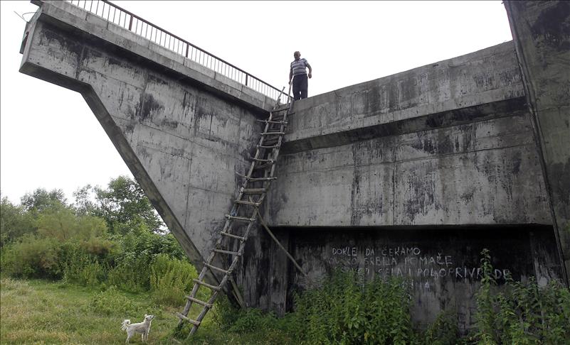 Srbija: Do imanja uz meredevine, pa preko nedovršenog mosta