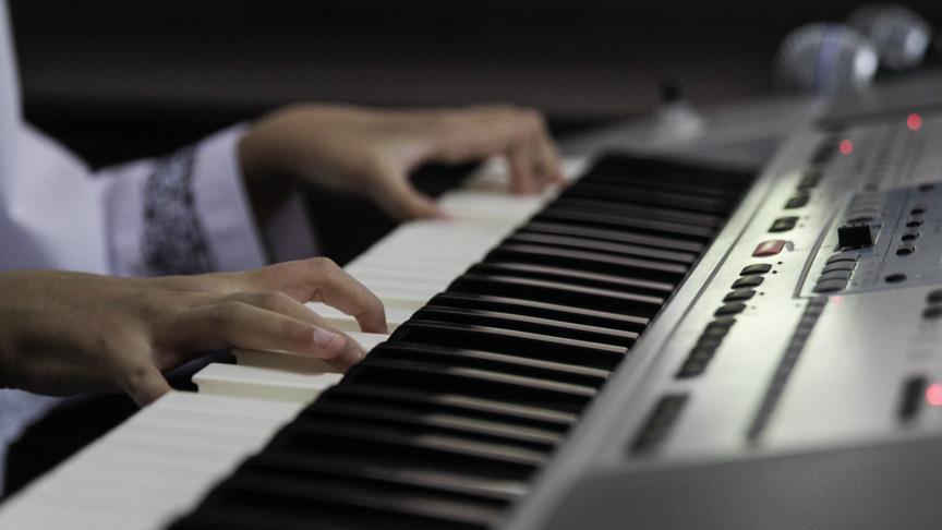 Индонезија: Пијанистка со оштетен вид создава музика од душа