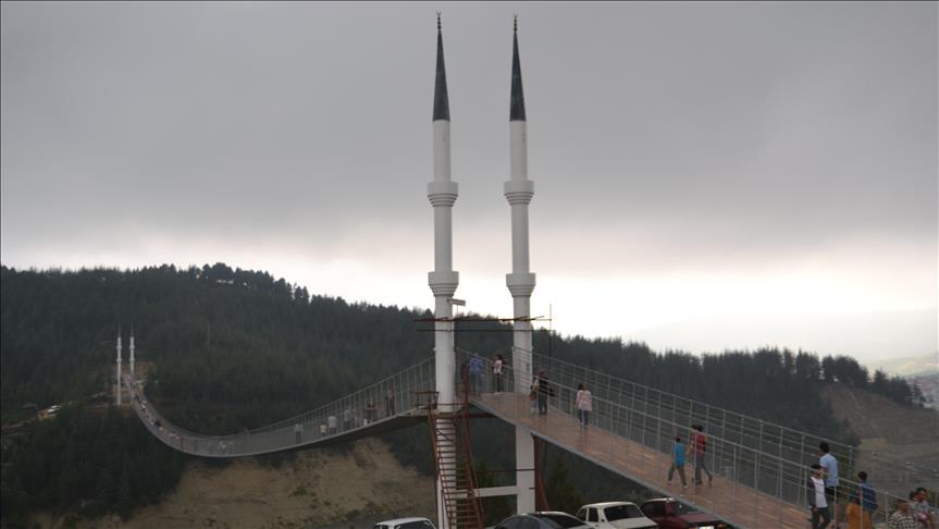 جسر معلق على "مآذن"..  قبلة عشاق التصوير بتركيا