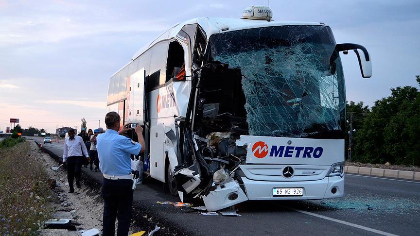 Amasya Da Yolcu Otobusu Tira Carpti 23 Yarali