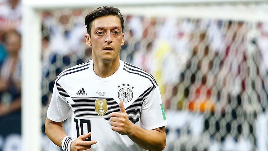 Allemagne: Les messages de soutien à Mesut Özil se multiplient