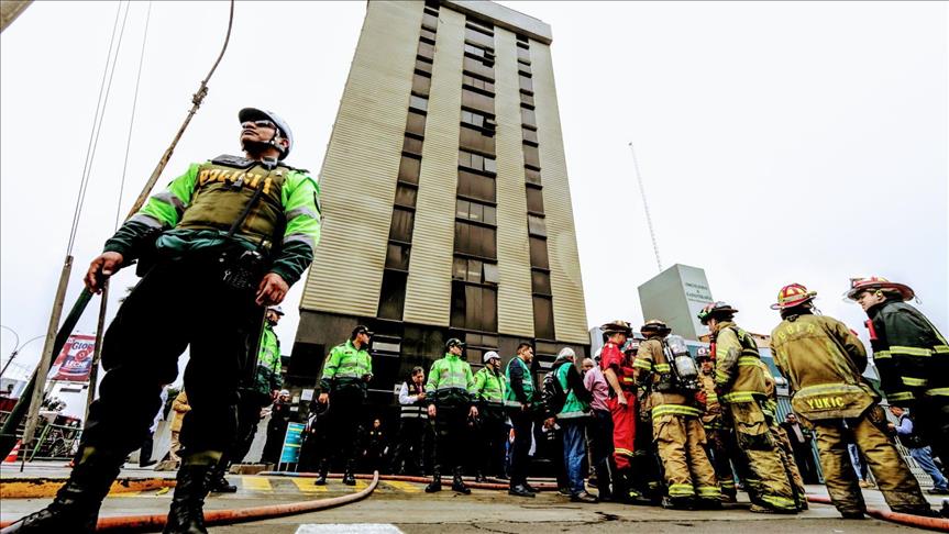 Dos explosiones en una clínica en Lima dejan 20 heridos