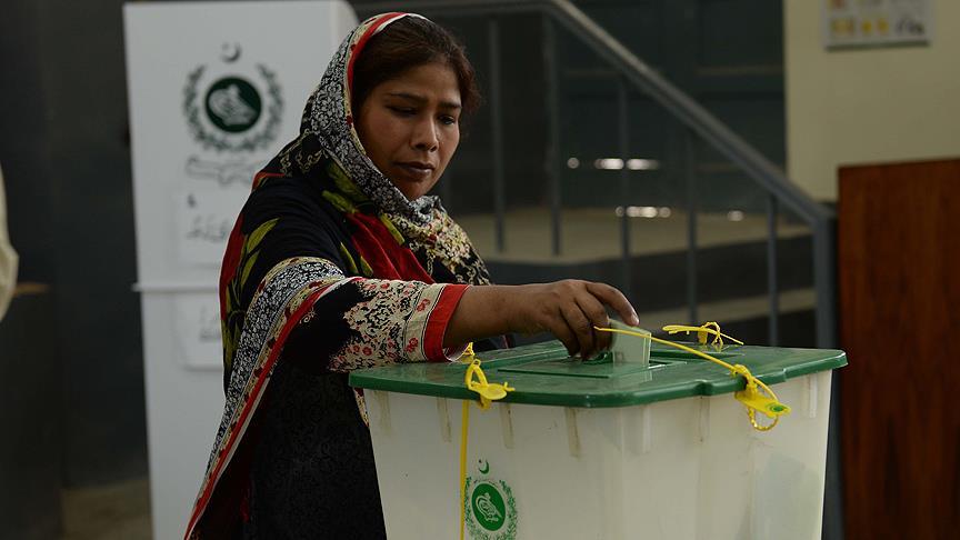 Pakistan'da oy verme işlemi başladı