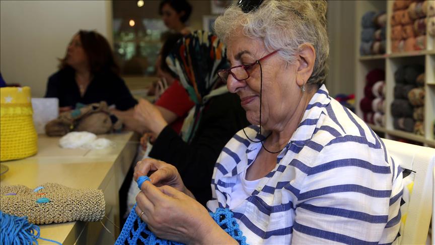 Emekli kadınlar modaya 'örgü örerek' ayak uyduruyorlar