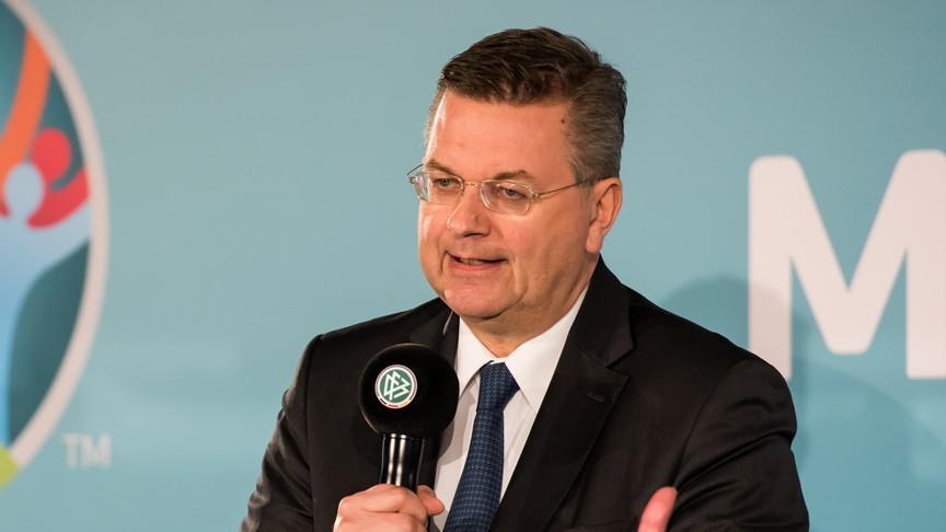 Presidente de la Asociación Alemana de Fútbol admite error tras renuncia de Ozil